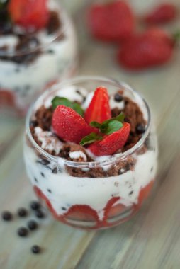 Cam beyaz Crea ile Çilekli pasta çilekli mans. Ev yapımı yaz tatlı beyaz rustik masada.