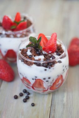 Cam beyaz Crea ile Çilekli pasta çilekli mans. Ev yapımı yaz tatlı beyaz rustik masada.