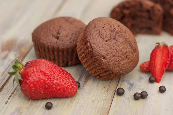 Chocolate Muffins with Strawberry Mint Leaves over rustic Gray Background Breakfast desert — Stock Photo, Image