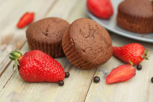 Čokoládové muffiny s jahodové lístky máty rustikální šedé pozadí snídani pouště — Stock fotografie