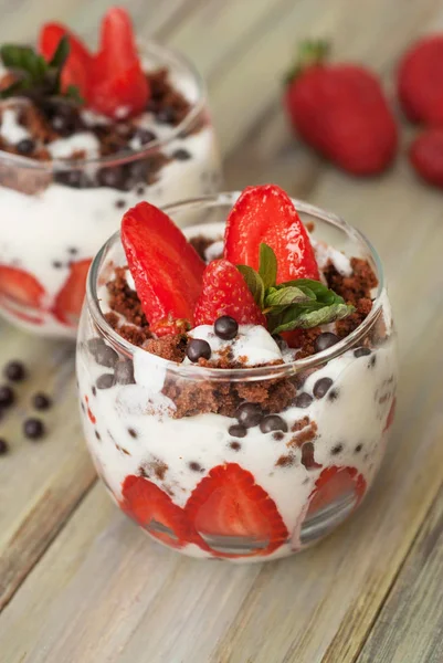 Cam beyaz Crea ile Çilekli pasta çilekli mans. Ev yapımı yaz tatlı