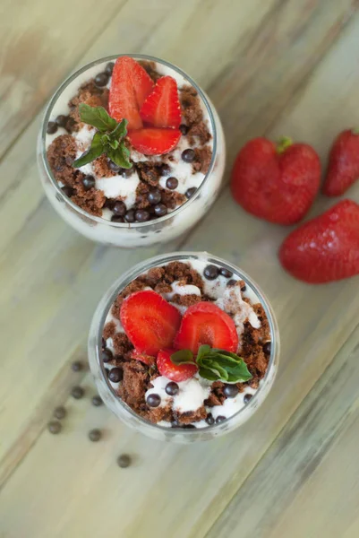 Cam beyaz Crea ile Çilekli pasta çilekli mans. Ev yapımı yaz tatlı beyaz rustik masada.