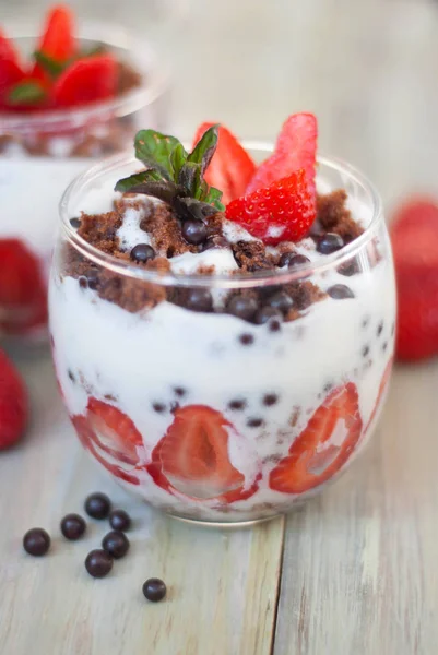 Cam beyaz Crea ile Çilekli pasta çilekli mans. Ev yapımı yaz tatlı beyaz rustik masada.