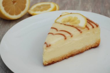 Cheese Cake ile Karamel Sos izole karamel sosu kaşık tatlı şeker tatlı ile kahverengi kağıt üzerinde