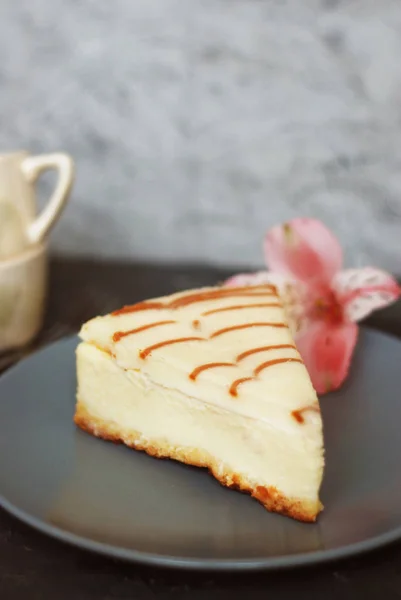 Torta di formaggio con salsa di caramello Salsa di caramello isolata su carta marrone con cucchiaio Dolce dessert di zucchero — Foto Stock