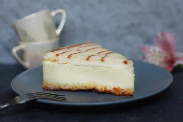 Cheese Cake with Caramel Sauce Isolated Caramel Sauce over Brown Paper with Spoon Sweet Sugar Dessert — Stock Photo, Image