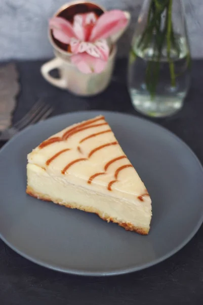 Cheese Cake with Caramel Sauce Isolated Caramel Sauce over Brown Paper with Spoon Sweet Sugar Dessert — Stock Photo, Image