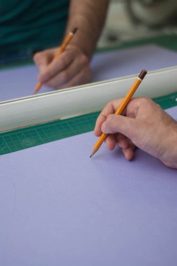 İnsan erkekler elini tutarak mor kağıt üzerinde basit bir kalem. Elini, kalem, Infographic, web, sunum, broşür için öğe gösteren resim.