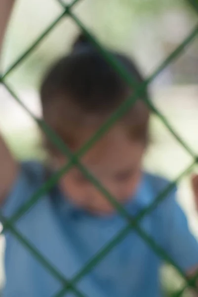 Detrás de las rejas. La triste chica de la escuela Blured tras las rejas. Paternidad, educación . —  Fotos de Stock