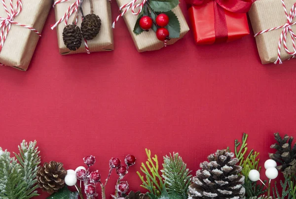Fondo rojo navideño con cajas de regalo sorpresa y espacio para copiar. Vacaciones de invierno con regalos, vista superior, plano . — Foto de Stock