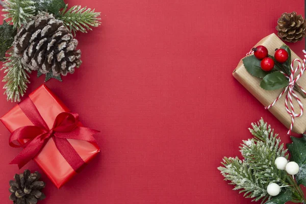 圣诞红色背景，带有惊喜礼品盒和复制空间。 寒假,有礼物,顶视图,平铺. — 图库照片