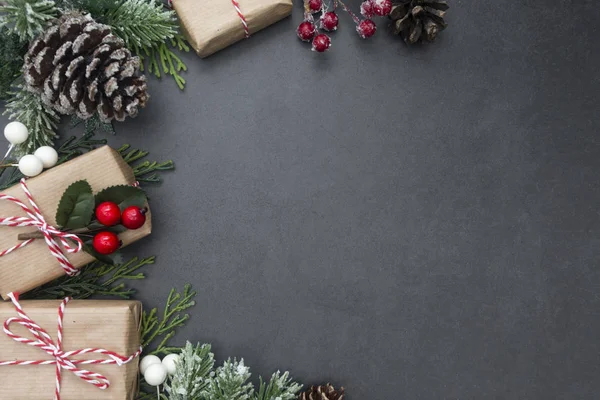 Sürpriz hediye kutularıyla ve fotokopi yeriyle Noel arkaplanı. Kış tatillerinde hediyeler, üst manzara, düz yatak.