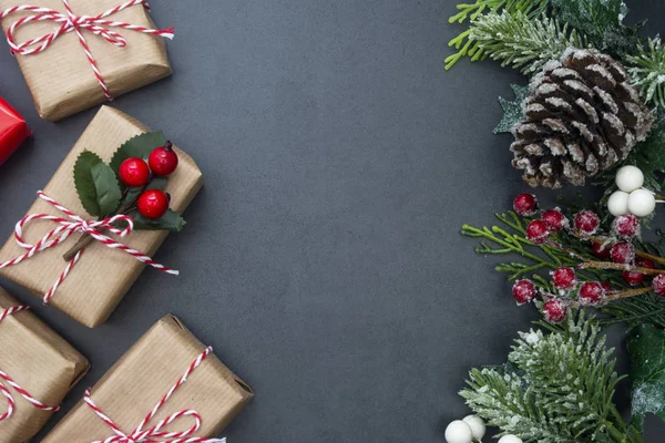 Fondo de Navidad con cajas de regalo sorpresa y espacio de copia. Vacaciones de invierno con regalos, vista superior, plano . —  Fotos de Stock
