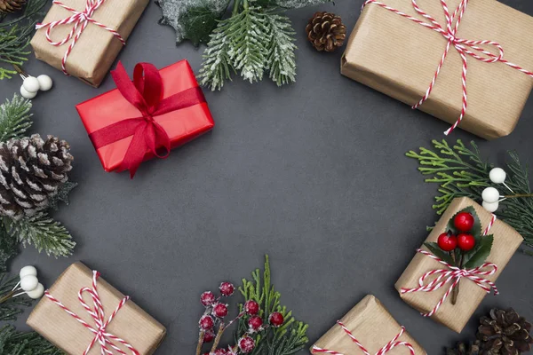 圣诞背景与惊喜礼品盒和复制空间。 寒假,有礼物,顶视图,平铺. — 图库照片