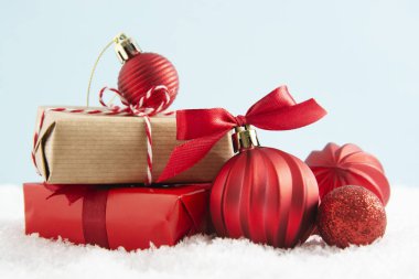 Noel kırmızısı ve el işi hediye kutuları üzerinde kırmızı mücevherler mavi arka planda, hediye kutusu izole edilmiş. Kış, Noel tebrik kartı. Boşluğu kopyala.