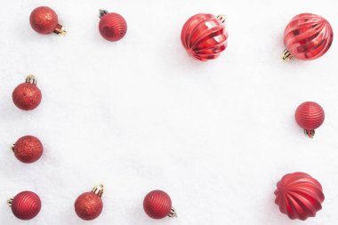 Beyaz arka planda Noel dekorasyonu çerçevesi vardı. Kopyalama alanı olan kırmızı takılar.