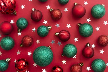Kırmızı ve yeşil süslemeli Noel arkaplanı, fotokopi alanlı parıltı. Kış Noel çerçevesi sınırı.