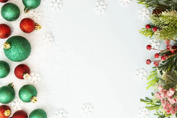 Navidad brilló bolas verdes y rojas, bolas aisladas en la nieve. Invierno abstracto frontera maqueta . — Foto de Stock