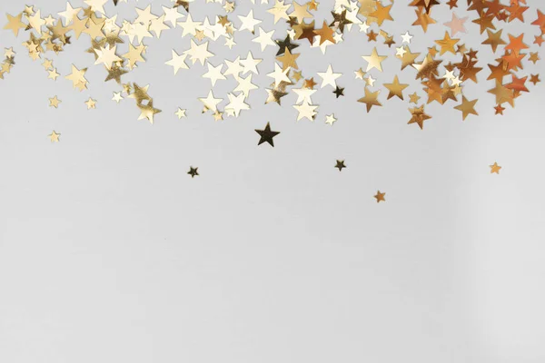 Abstrakter weihnachtlicher Hintergrund mit goldenem Glanz über weißem Brett. — Stockfoto