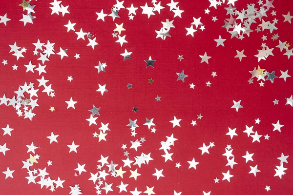 Roter Hintergrund mit selektivem Silberglitter-Fokus. Weihnachtstextur-Attrappe. — Stockfoto