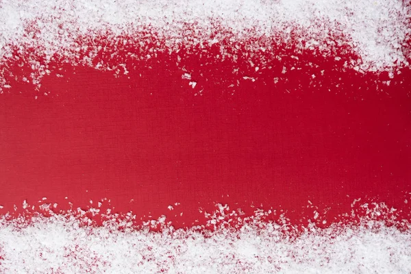 Fondo rojo navidad con bordes de nieve. Invierno, maqueta de Navidad. Copiar espacio . — Foto de Stock