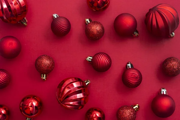 Natal padrão de fundo vermelho com bugigangas vermelhas e brilho com espaço de cópia. Inverno natal moldura fronteira . — Fotografia de Stock