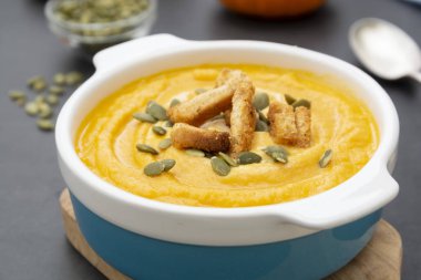 Balkabağı çorbası ve taze kabak çekirdeği. Sonbahar yemekleri. Sağlıklı, vejetaryen yemekleri, karanlık bir geçmişi var..