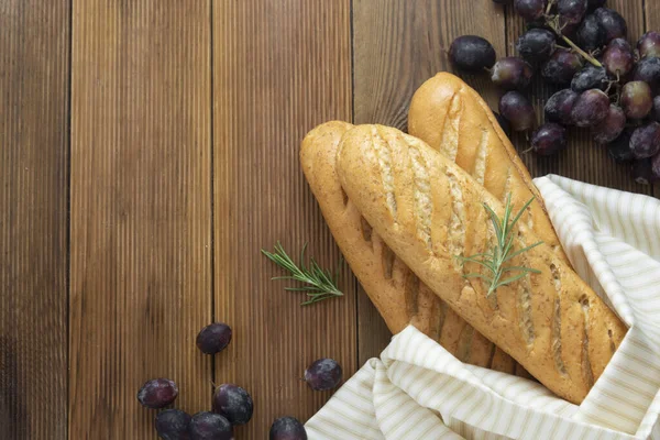 Baguettes franceses sobre mesa de madera, estilo rústico. Pastelería, desayuno, pan para sándwich aislado, espacio para copiar . — Foto de Stock