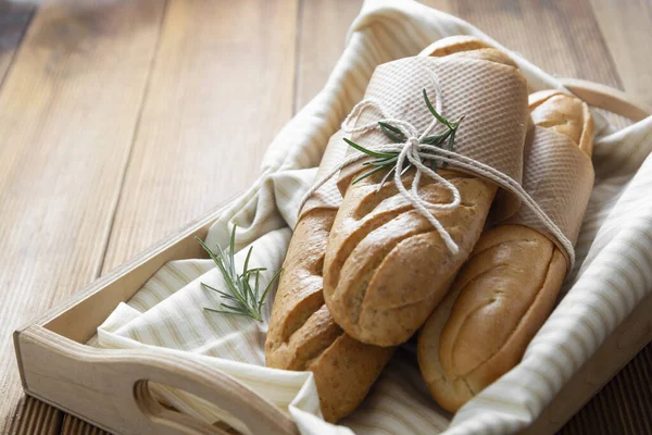 Baguettes franceses sobre mesa de madera, estilo rústico. Pastelería, desayuno, pan para sándwich aislado, espacio para copiar . — Foto de Stock