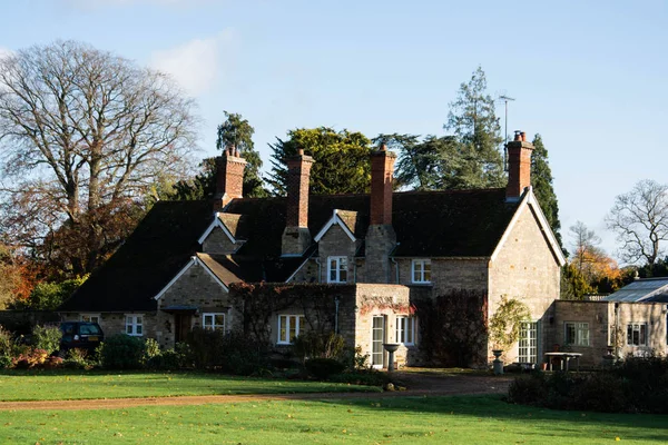 Northampton, Wielka Brytania 18 listopada 2019 - piękny stary, domek, tradycyjny angielski dom. — Zdjęcie stockowe