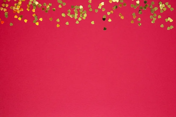 Valentinstag abstrakter roter Hintergrund mit goldenem herzförmigem Glitzern. Party oder Valentinstag flach lag. Grußkarte. Kopierraum. — Stockfoto