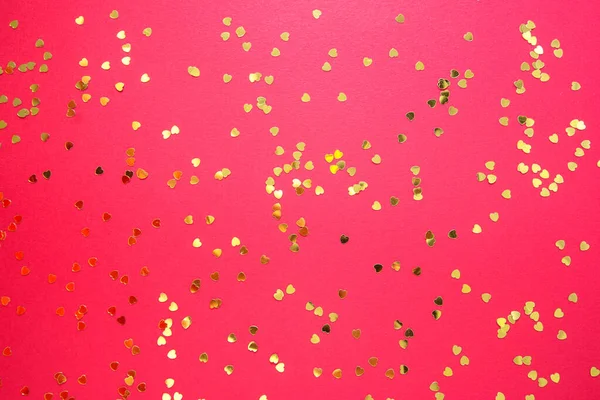 Boże Narodzenie abstrakcyjne czerwone tło ze złotym sercem w kształcie brokatu. Impreza lub Walentynki płaskie leżały. Karta okolicznościowa. — Zdjęcie stockowe