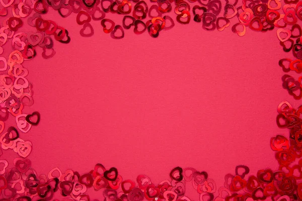 Valentinstag abstrakter roter Hintergrund mit rotem herzförmigem Glitzern. Party oder Valentinstag flach lag. Grußkarte. — Stockfoto