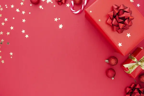 Röda gåvor presenterar på röd bakgrund med rosett och festlig semester dekorationer, kopiera utrymme. Gyllene glitter. Alla hjärtans dag. — Stockfoto