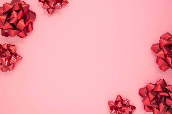 摘要带红色礼品带的粉色背景. 情人节，爱情，生日. — 图库照片