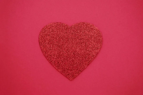 Amor, San Valentín fondo rojo con el corazón rojo brillo. Puesta plana . — Foto de Stock