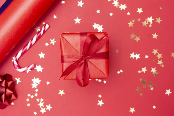圣诞背景，红色礼品盒，红色背景彩带蝴蝶结，金光闪闪的咖啡、糖果、易碎食品. — 图库照片