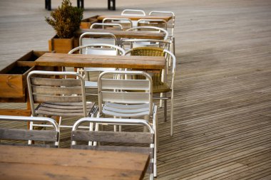 Rushden, Northampton 'dan. 15 Kasım 2019 - açık kafe masa ve sandalyeler. İngiltere 'de sokak yemekleri ve dinlendirici oturma yerleri.