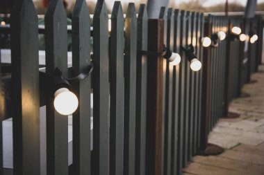 Akşamları yuvarlak sarı ampul, sarı yuvarlak bokeh, soyut şehir ışığı arka planı. Boşluğu kopyala.