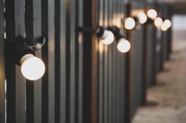 Akşamları yuvarlak sarı ampul, sarı yuvarlak bokeh, soyut şehir ışığı arka planı. Boşluğu kopyala.