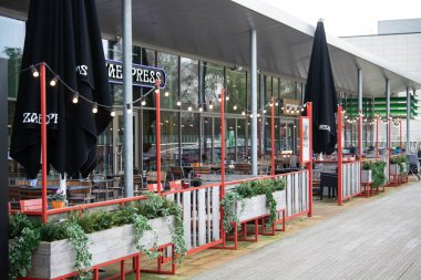 Rushden, Northampton 'dan. 15 Kasım 2019 - açık kafe masa ve sandalyeler. İngiltere 'de sokak yemekleri ve dinlendirici oturma yerleri.