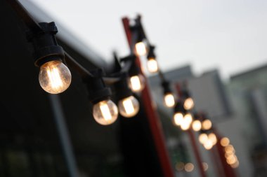 Akşamları yuvarlak sarı ampul, sarı yuvarlak bokeh, soyut şehir ışığı arka planı. Boşluğu kopyala.