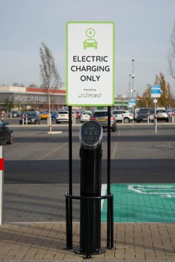 Rushden, Northamptonshire, Birleşik Krallık - 15 Kasım 2019 - Arabalar için elektrikli araba şarj istasyonu, açık hava tabelası.