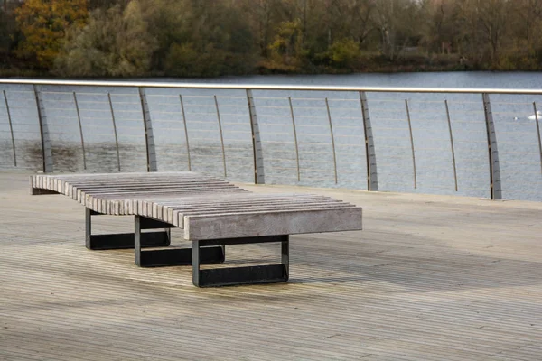 Grijs geometrisch gevormde grijze houten lege bank in het park, in Rushden, U.K.. — Stockfoto