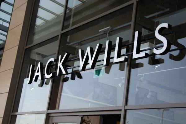 Rushden, Northamptonshire, Birleşik Krallık - 15 Kasım 2019 - Rushden 'deki alışveriş merkezi. Jack Wills İngiliz vitrini.