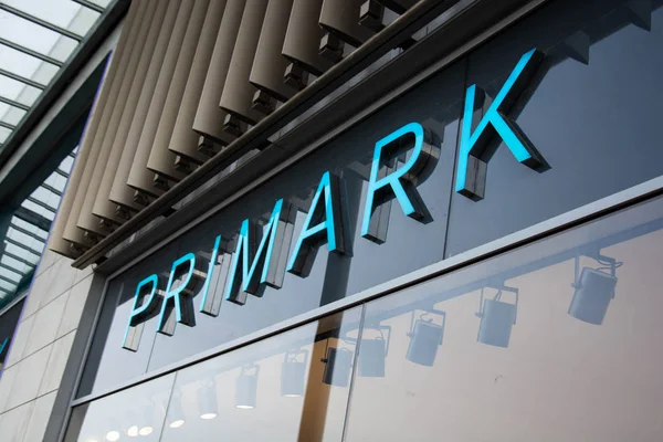 Rushden, Northamptonshire, İngiltere - 15 Kasım 2019 - Primark in Uk 'un dışı. Primark, İngiltere 'nin önde gelen giyim perakendecilerinden biri..