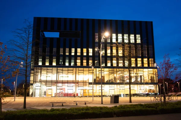 Rushden, Northamptonshire, Reino Unido - 15 de noviembre de 2019 - Edificio Corby Cube por la noche, Corby Borough Council en Reino Unido — Foto de Stock