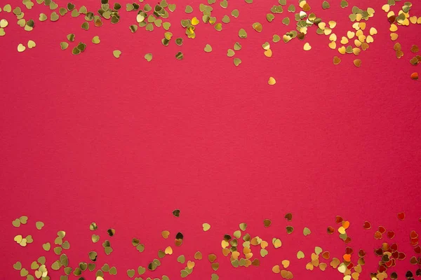 Día de San Valentín abstracto fondo rojo con brillo en forma de corazón dorado. Fiesta o San Valentín piso laico. Tarjeta de felicitación. Copiar espacio . — Foto de Stock