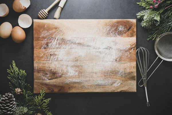 Kerst koken of menu mock up. Lege snijplank en keukengerei op donkere achtergrond. Bovenaanzicht. Kopieerruimte. — Stockfoto