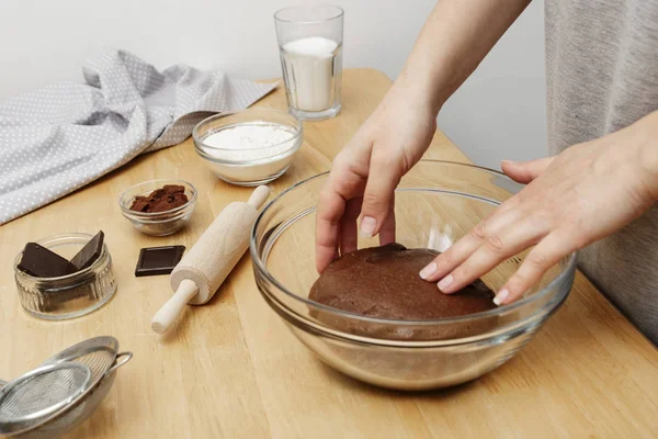 쿠키를 요리하기 위해 집에서 초콜릿 반죽을 가공하는 여성 손을 가까이 서. — 스톡 사진